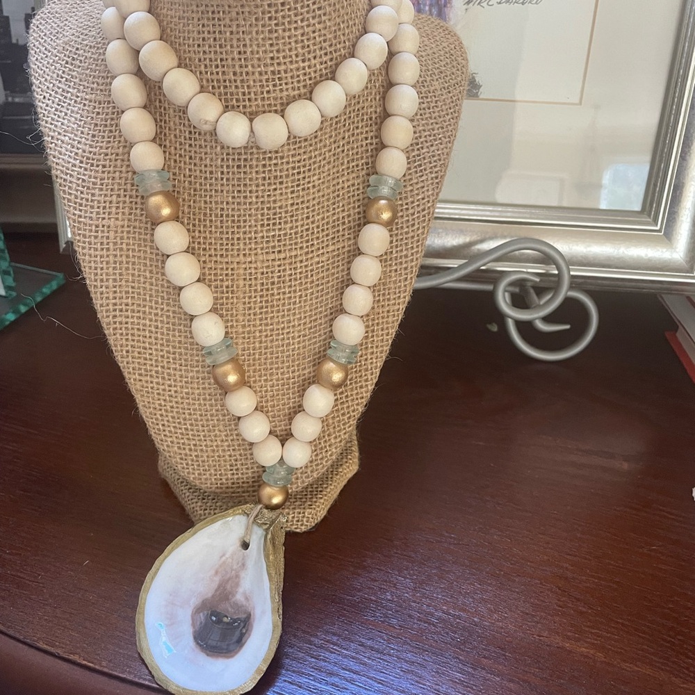 Chic Cream and Gold Beaded Sea Shell Necklace- NWOT - Picture 1 of 8